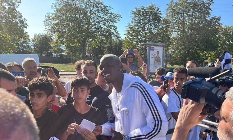 Pogba rifiuta di firmare la maglia dello United. Tifosi impazziti: 'Juventino vero'