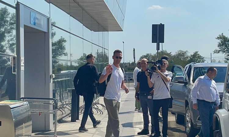 Juve, la giornata di Milik: dopo le visite mediche la firma in sede FOTO e VIDEO