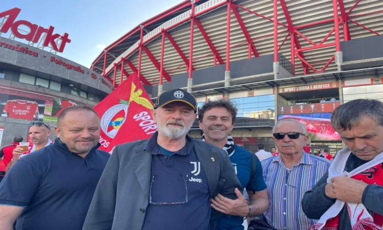 Verso Benfica-Juve - I tifosi dal Da Luz: 'Fiducia ad Allegri, vediamo a fine partita'. I bianconeri arrivati allo stadio FOTO e VIDEO da Lisbona