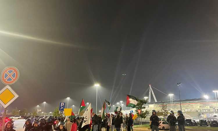 Juve-Maccabi, manifestazione pro Palestina nel pre-partita FOTO