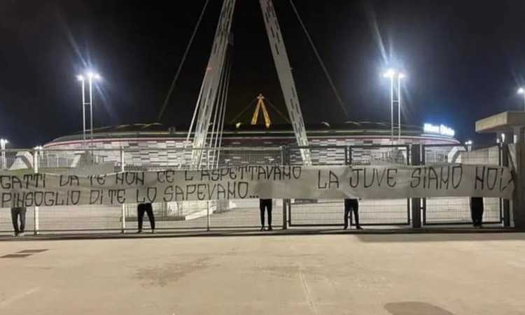 Juve, striscione contro Gatti e Pinsoglio: 'Da te non ce l'aspettavamo' FOTO