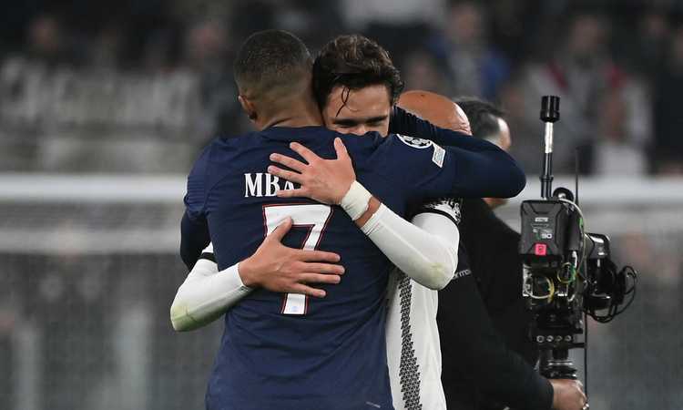 Juve-PSG, l'abbraccio tra Chiesa e Mbappé: il VIDEO della Uefa