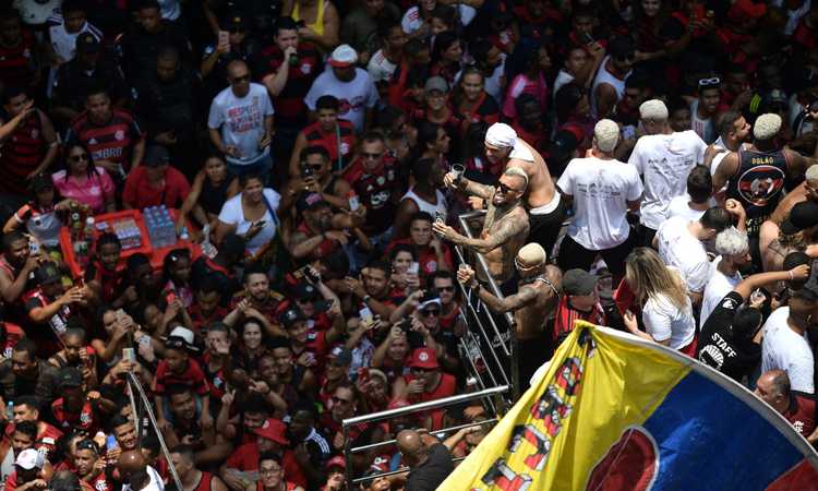 Vidal barcolla alla festa del Flamengo: il VIDEO sull'ex Juve