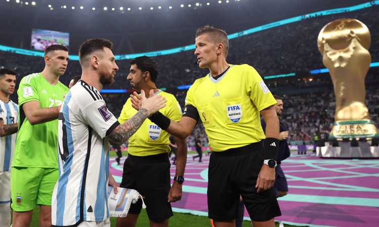 Orsato miglior arbitro del Mondiale, ma in Italia non può dirigere l'Inter. La 'colpa'? Ovviamente della Juve...