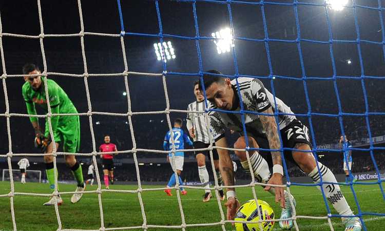 Napoli-Juve, 3 cose che non hai visto: Chiesa 'butta giù' il medico, la resa di Danilo. E Locatelli...