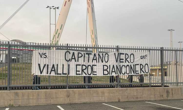 Juve, all'Allianz Stadium uno striscione in ricordo di Vialli: 'Capitano vero' FOTO