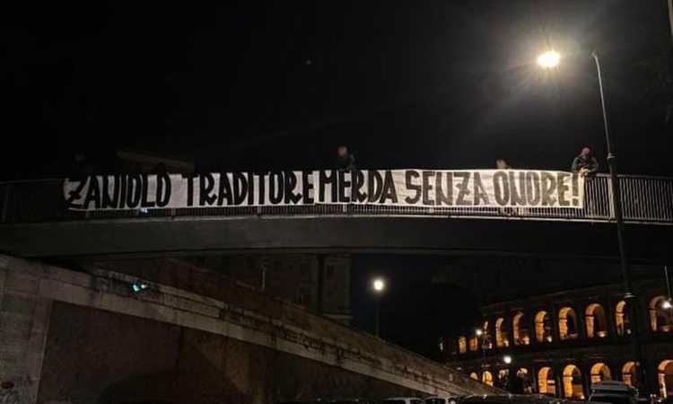 Roma-Zaniolo, clima di tensione: lo striscione dei tifosi contro il giocatore