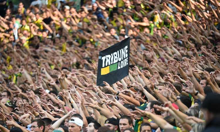 Nantes, la curva prende male l'espulsione e  il rigore: lancio di bottiglie in campo