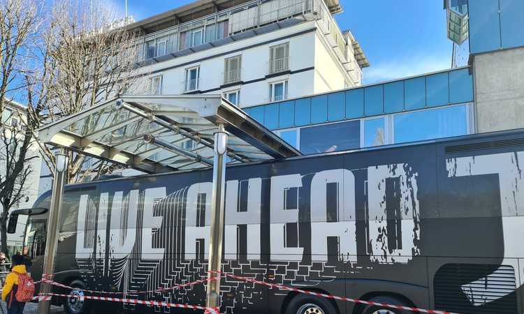 Friburgo-Juve, ci siamo: l'ingresso dei bianconeri nello stadio VIDEO