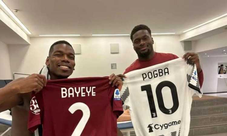 Bayeye e Pogba, scambio di maglia dopo Juve-Torino: tifosi furiosi