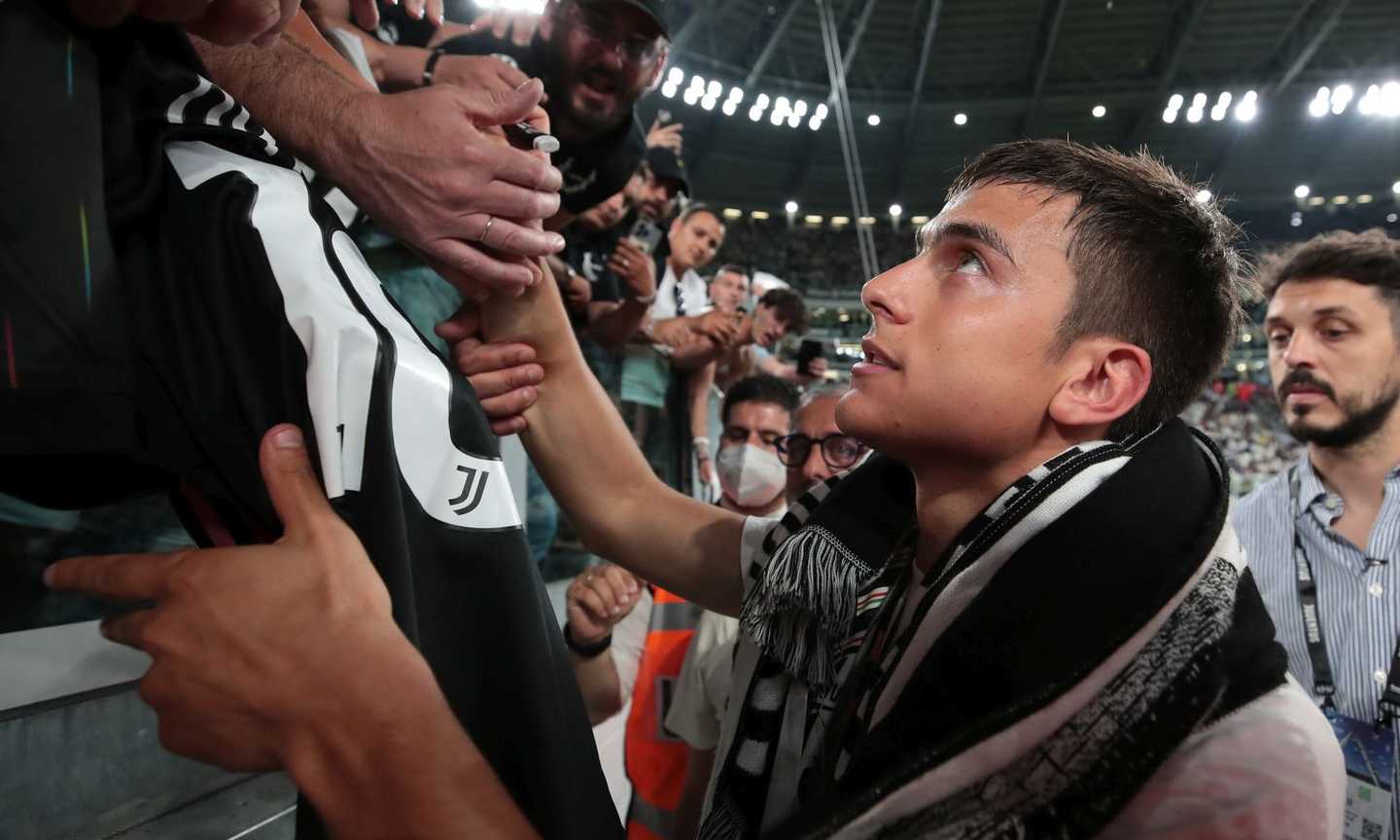 Juve, accoglienza speciale dei tifosi per Dybala: il gesto VIDEO