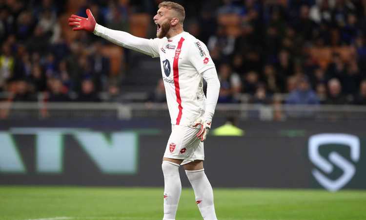 Di Gregorio saluta i tifosi del Monza: nel finale il portiere va sotto lo spicchio dei tifosi ospiti