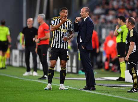 Danilo saluta Allegri: 'Non ci avete permesso di smettere di lottare. Questo significa essere Juventus'