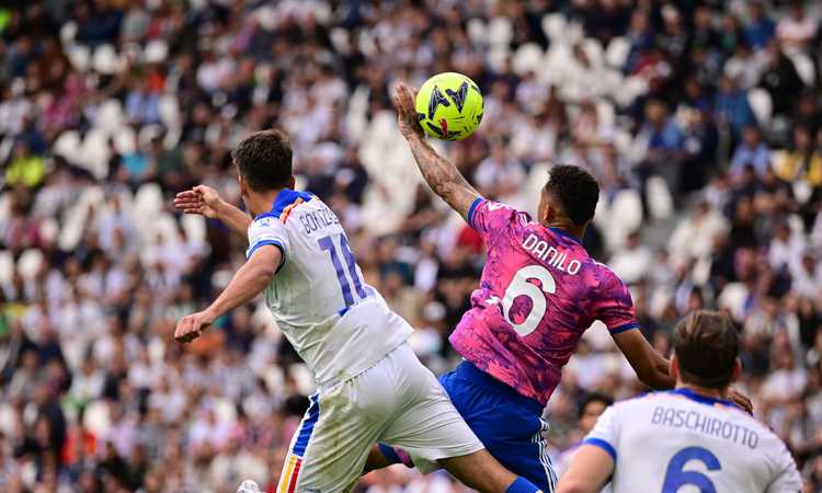 Juve-Lecce, la MOVIOLA: Danilo la tocca di mano, calcio di rigore! Due gol annullati 