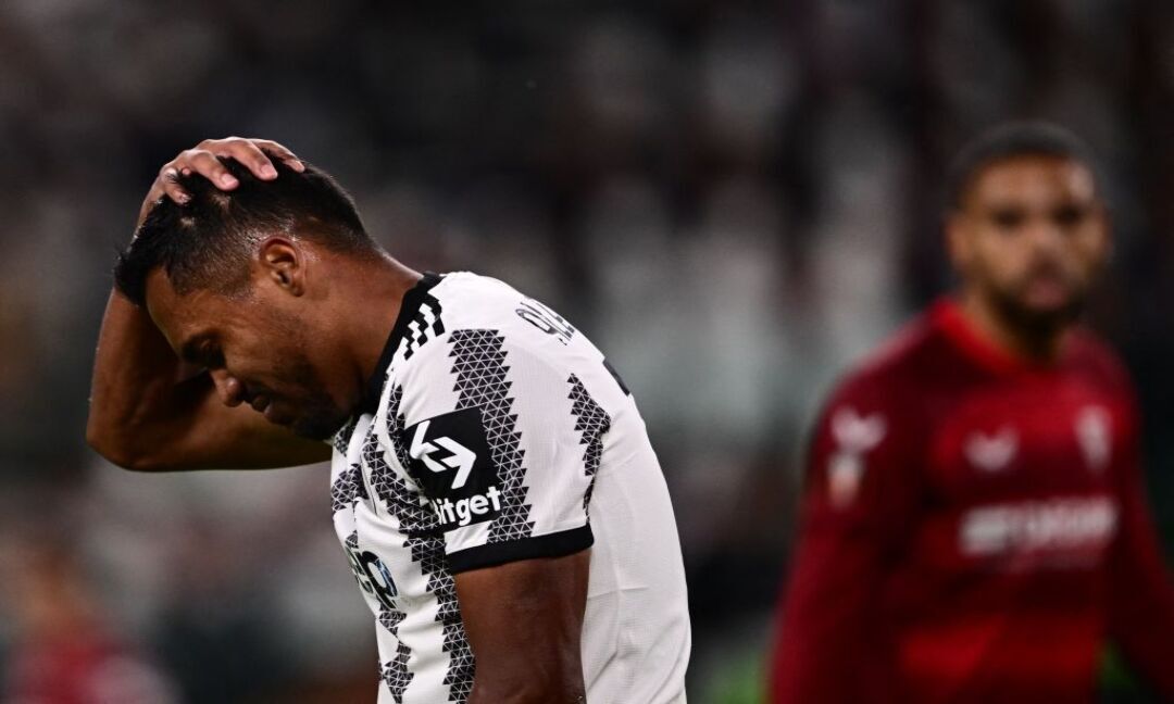 Juve, il rinnovo di Alex Sandro è sempre più vicino, ma i tifosi non ci stanno: ‘Un ex giocatore, Giuntoli non lo fare!’