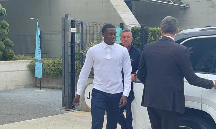 Juve, Weah esce dal JMedical dopo le visite mediche: il saluto con i tifosi VIDEO