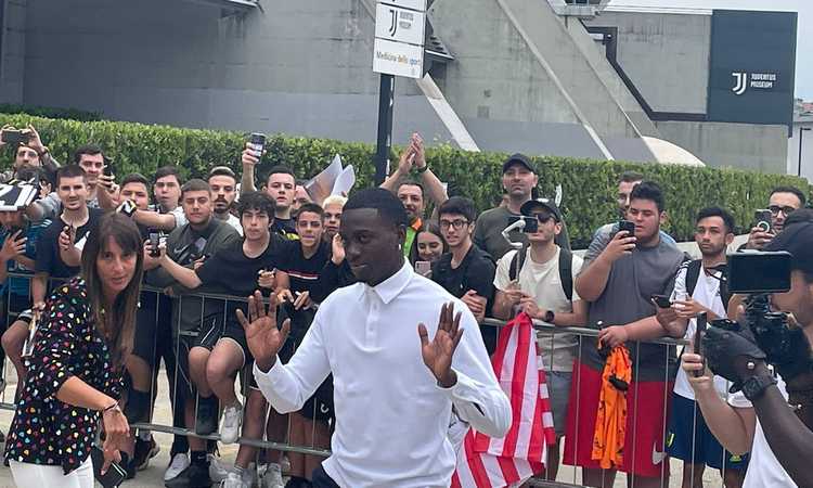 Weah, terminate le visite mediche: il saluto ai tifosi FOTO e VIDEO dal JMedical