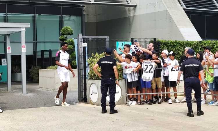 Juve, Pogba presente anche oggi al JMedical: ovazione per lui all'uscita VIDEO