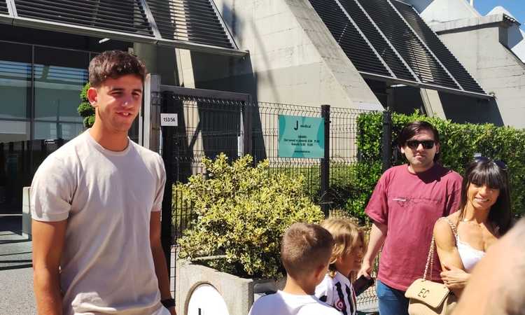 Juve, visite concluse per Facundo Gonzalez: l'abbraccio con i tifosi VIDEO