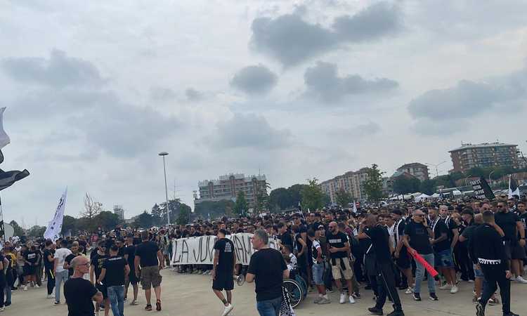 Juve, atmosfera calda fuori dallo Stadium: la Curva Sud torna a cantare, i VIDEO