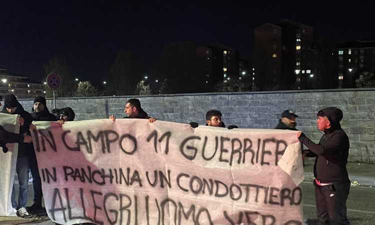 Juve-Inter, il pre partita LIVE: gli striscioni per Allegri e il messaggio alla società. Arrivano i pullman FOTO e VIDEO