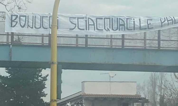 Roma, striscione contro l'arrivo di Bonucci: i tifosi hanno le idee chiare FOTO