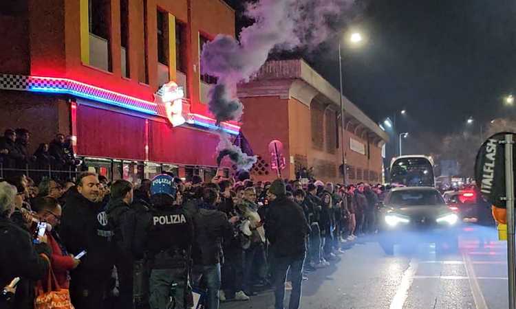 La Stampa - Bombe carta contro la Polizia dopo Inter-Juve, arrestati due tifosi nerazzurri. E prima del match...