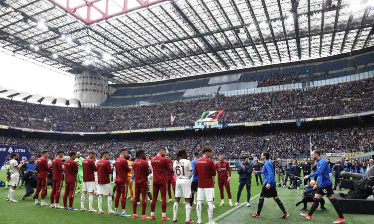 Festa scudetto a San Siro: i tifosi interisti espongono lo scudetto di Calciopoli FOTO