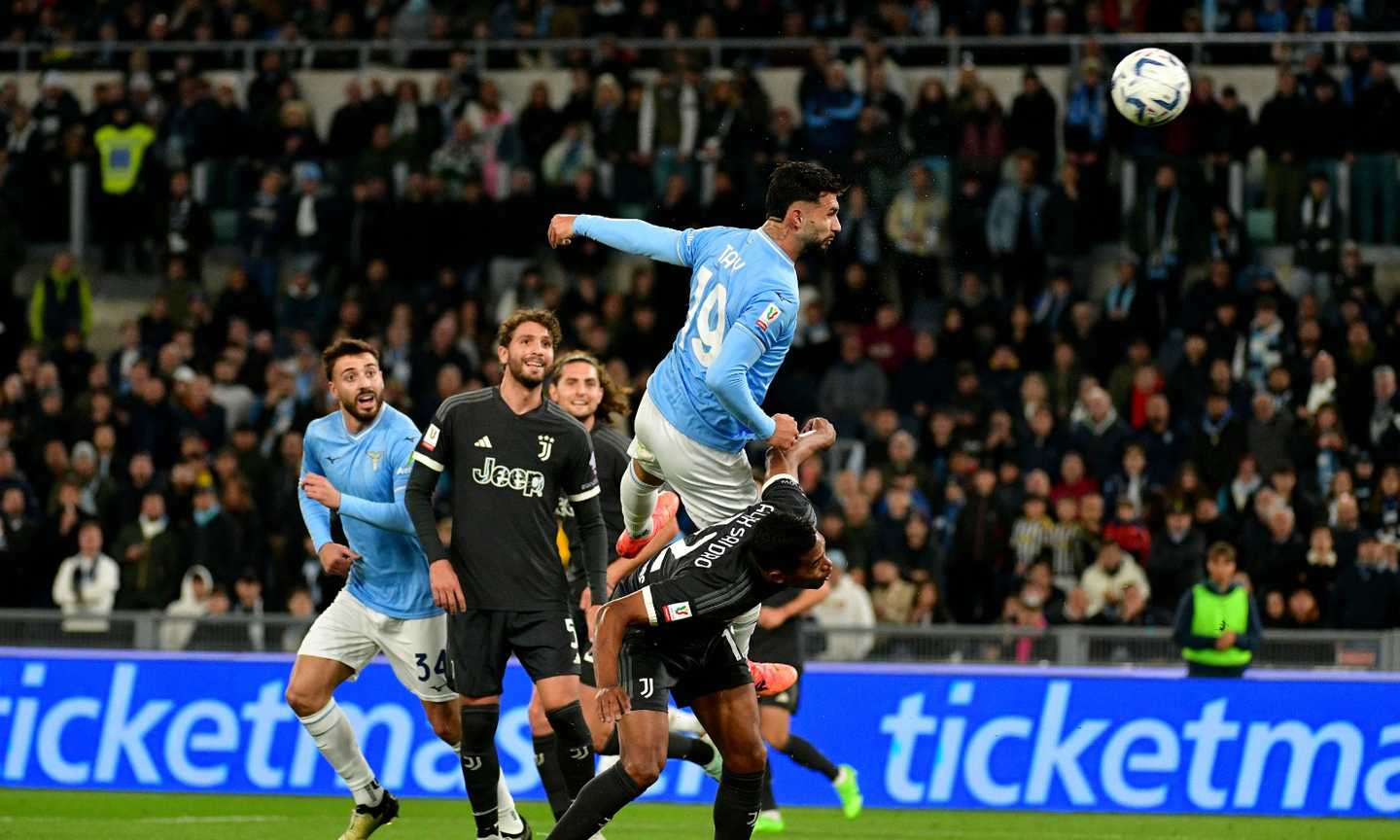 Lazio-Juventus, esplode la furia dei tifosi su Alex Sandro: ‘Una sciagura, ma perché gioca? E Nedved si avvicina…’