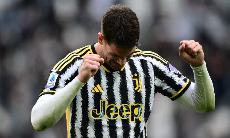 Juventus-Milan, rabbia Vlahovic al momento della sostituzione: 'Occhiataccia ad Allegri', ma poi rientra negli spogliatoi con il ghiaccio