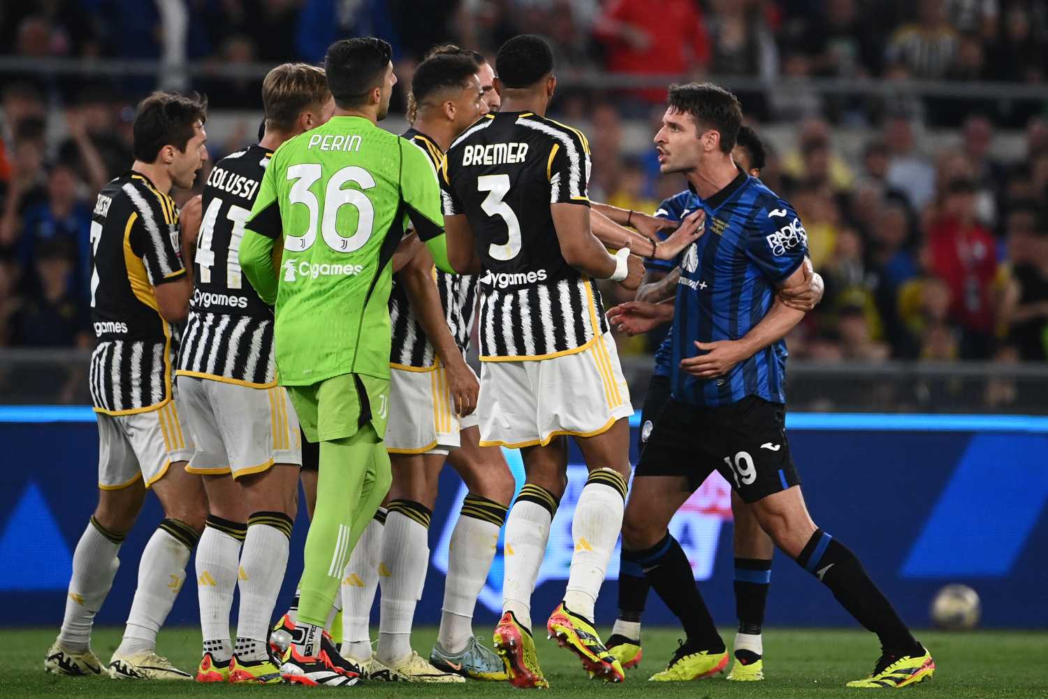 Atalanta-Juventus, la MOVIOLA LIVE: RIGORE NEGATO A VLAHOVIC! Toloi calpesta Yildiz. Allegri indemoniato, espulso!