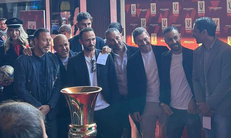 Coppa Italia, il trofeo è arrivato a Roma: alcuni ex Juve ad accoglierlo FOTO