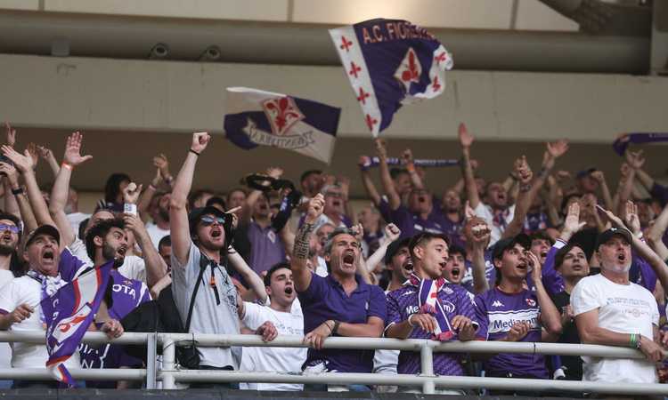 Juventus-Fiorentina, i tifosi viola alla squadra: 'Non è una partita come le altre, non siete scarti'. Poi i fuochi d'artificio