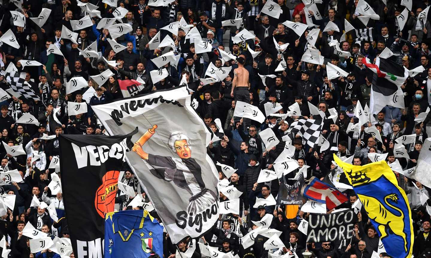 Prima il silenzio, poi il boato. E infine i cori. Allo Stadium ambiente surreale, ma la vittoria ricuce le ferite