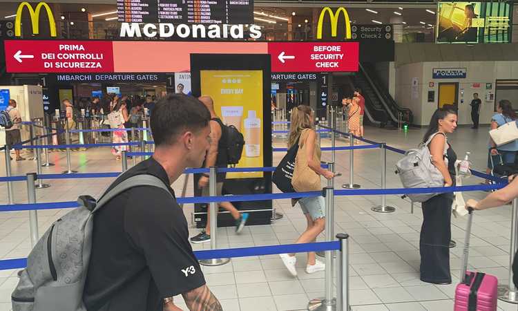 Soulé atterrato a Roma: decine di tifosi ad aspettarlo, folla in delirio FOTO e VIDEO da Caselle