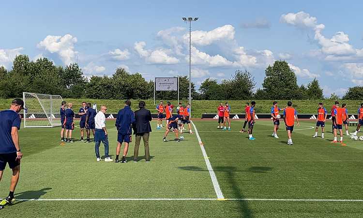 Allenamento della Juventus dal ritiro in Germania: colloquio Motta-Giuntoli. Il recap del lavoro in campo FOTO e VIDEO