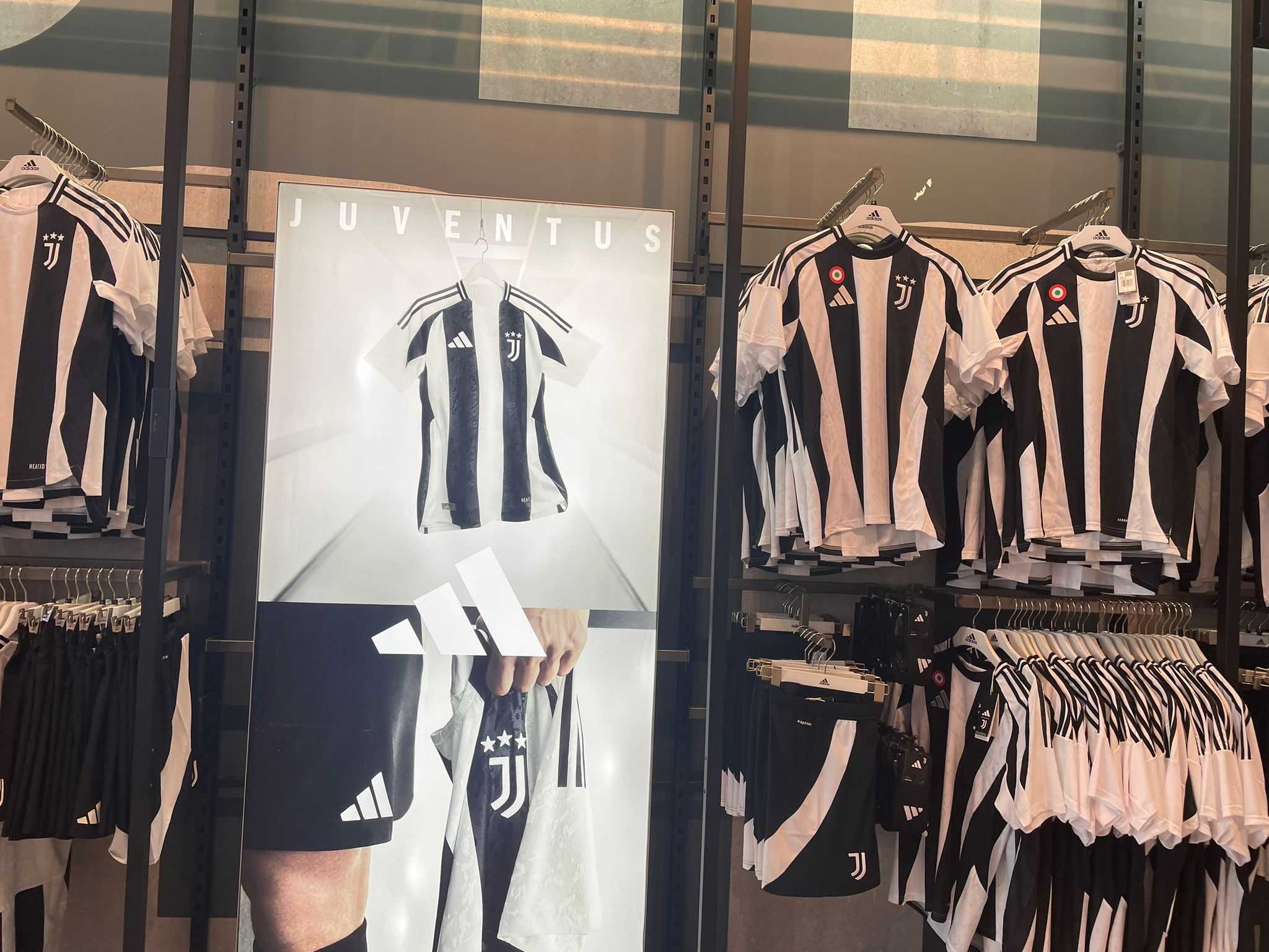 Juventus, la nuova maglia: ottima affluenza allo Store, ecco le maglie più richieste 