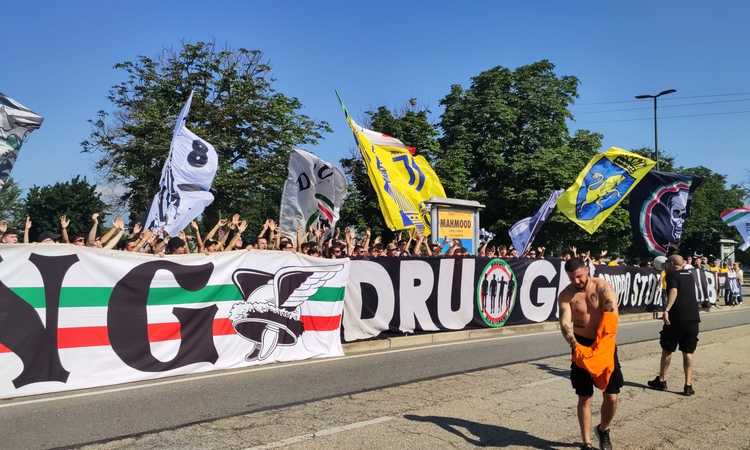 Juventus, raduno dei gruppi ultras alla Continassa: cori per la squadra e Thiago Motta FOTO e VIDEO