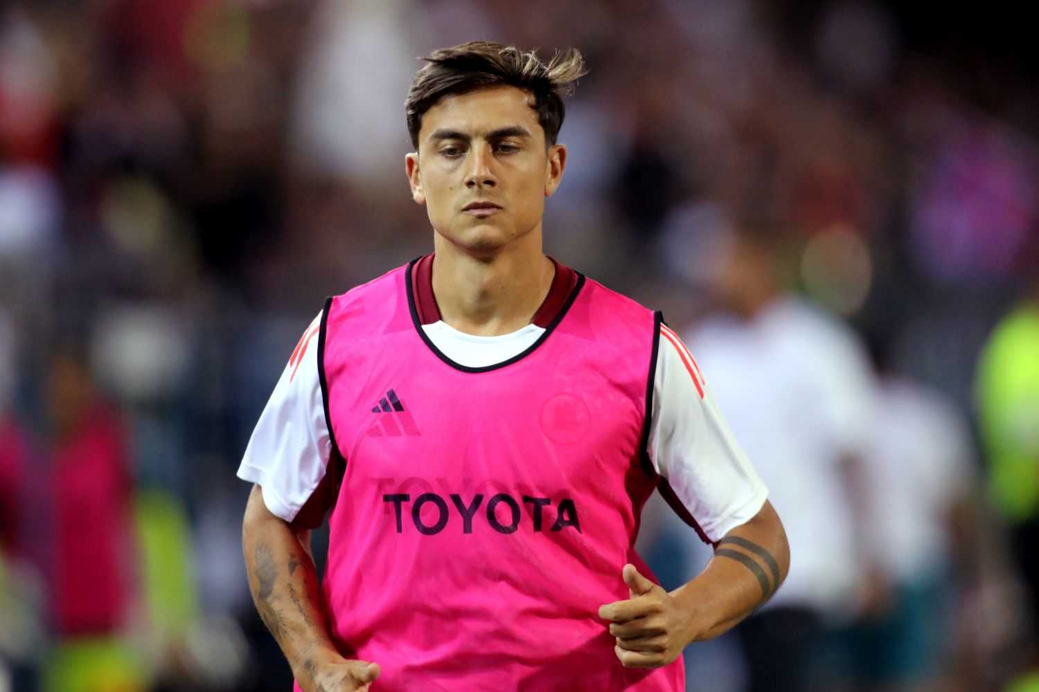 Dybala ha salutato la squadra: andrà in Arabia Saudita. Quanto incassa la Roma, super ingaggio per Paulo