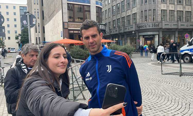 Juventus, passeggiata mattutina per Thiago Motta a Lipsia: sorrisi e selfie con i tifosi VIDEO