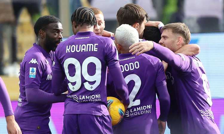 Cori e fuochi d'artificio: i tifosi della Fiorentina caricano la partita contro la Juventus VIDEO