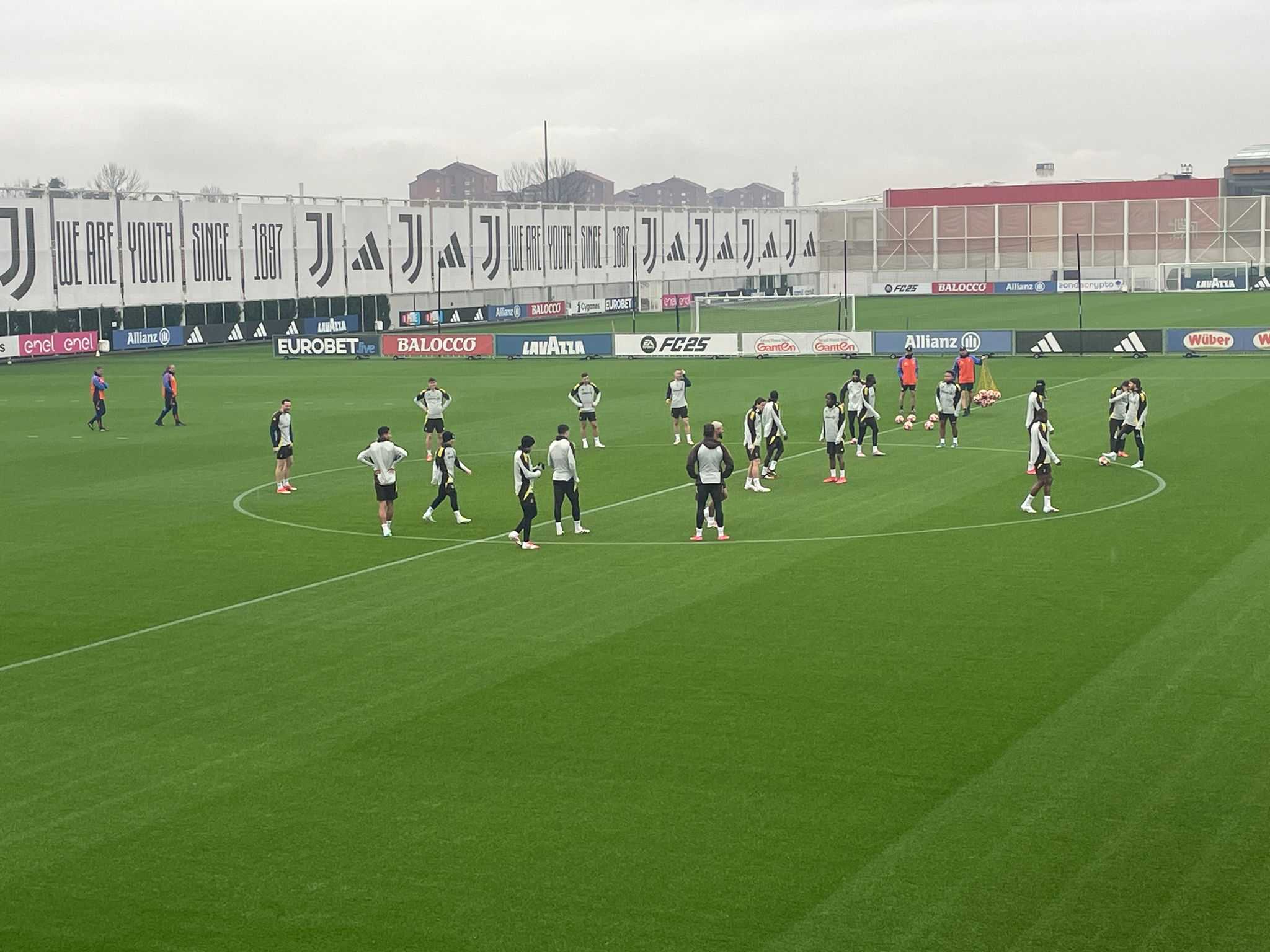 Bruges-Juventus, l'allenamento della vigilia alla Continassa LIVE: Yildiz e Conceicao in gruppo. C'è anche Kolo Muani FOTO VIDEO