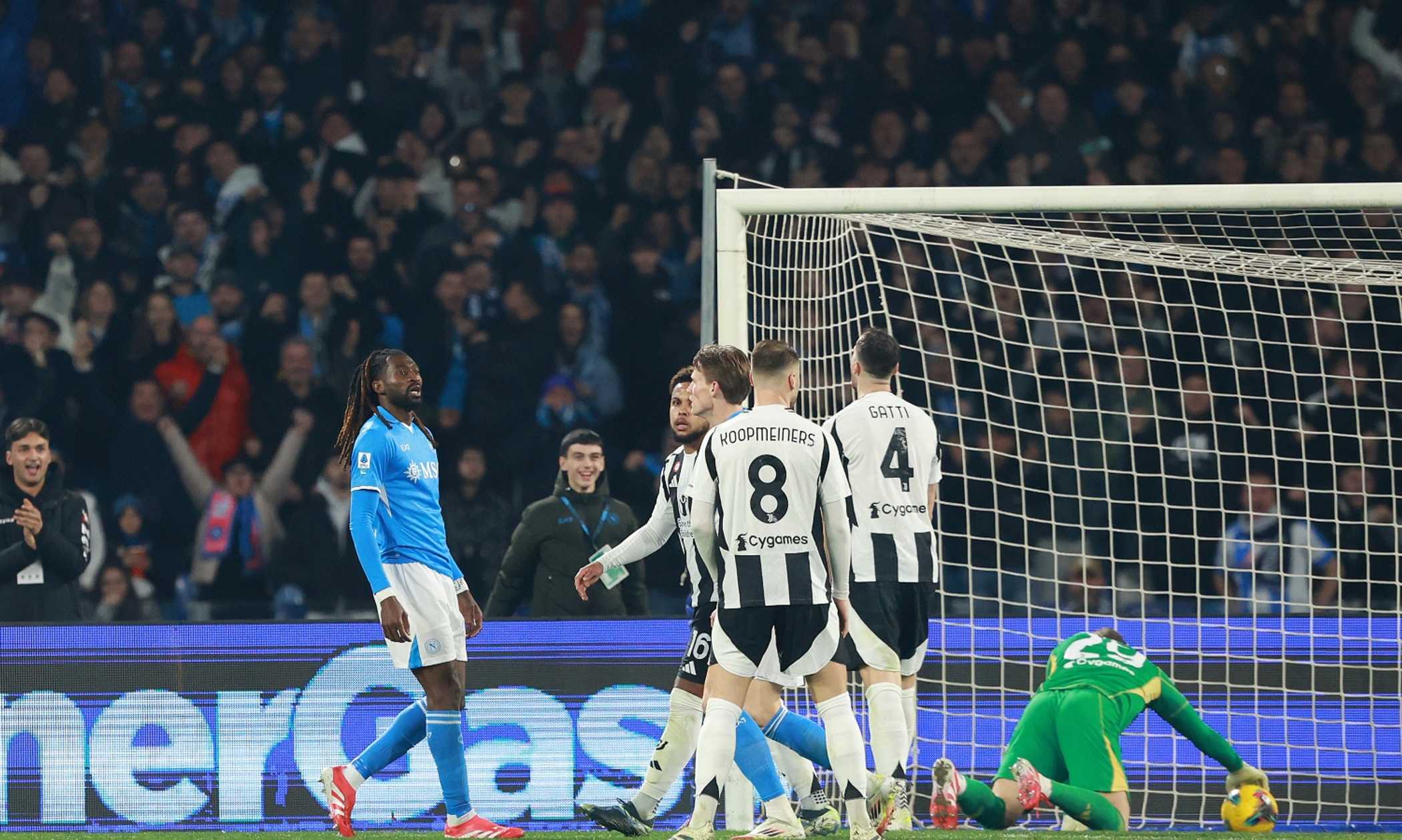 Il Napoli rimonta la Juventus, primo ko in campionato: Thiago Motta a -16 da Conte