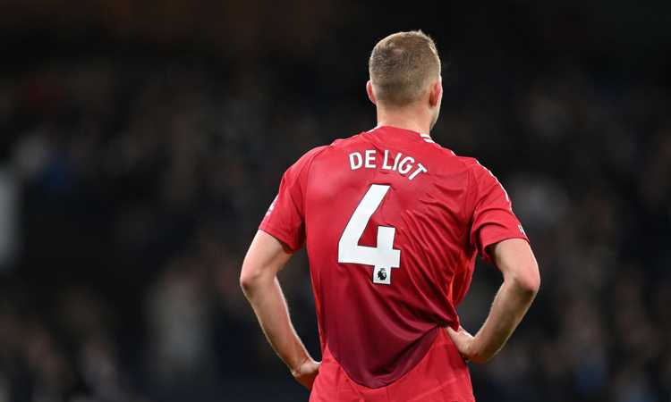 Liverpool-Manchester United, De Ligt tocca il pallone con la mano in area e scatena l'ira dei tifosi, FOTO