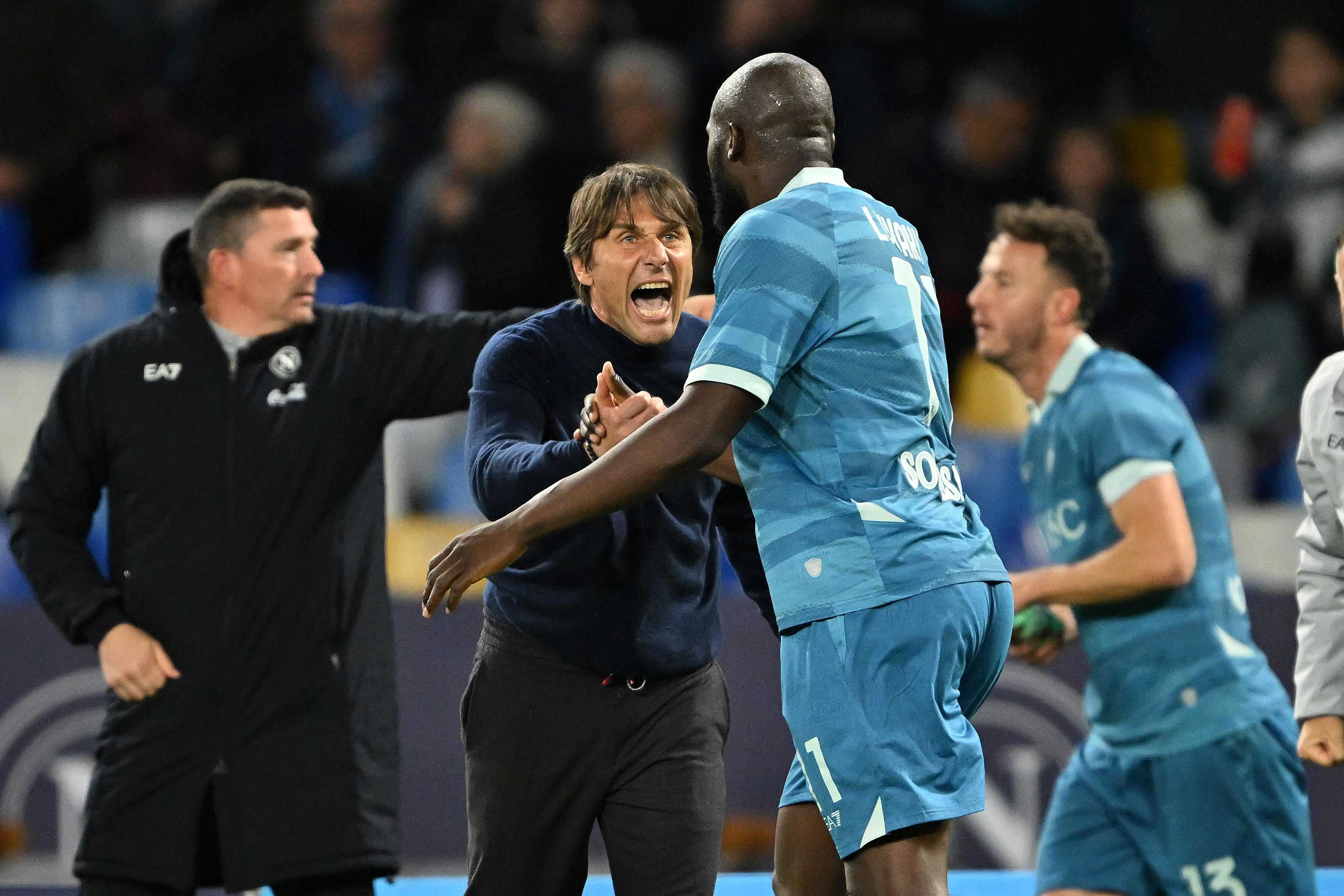 I festeggiamenti di Conte per lo Scudetto: le lacrime e l'abbraccio con Lukaku. E con De Laurentiis...