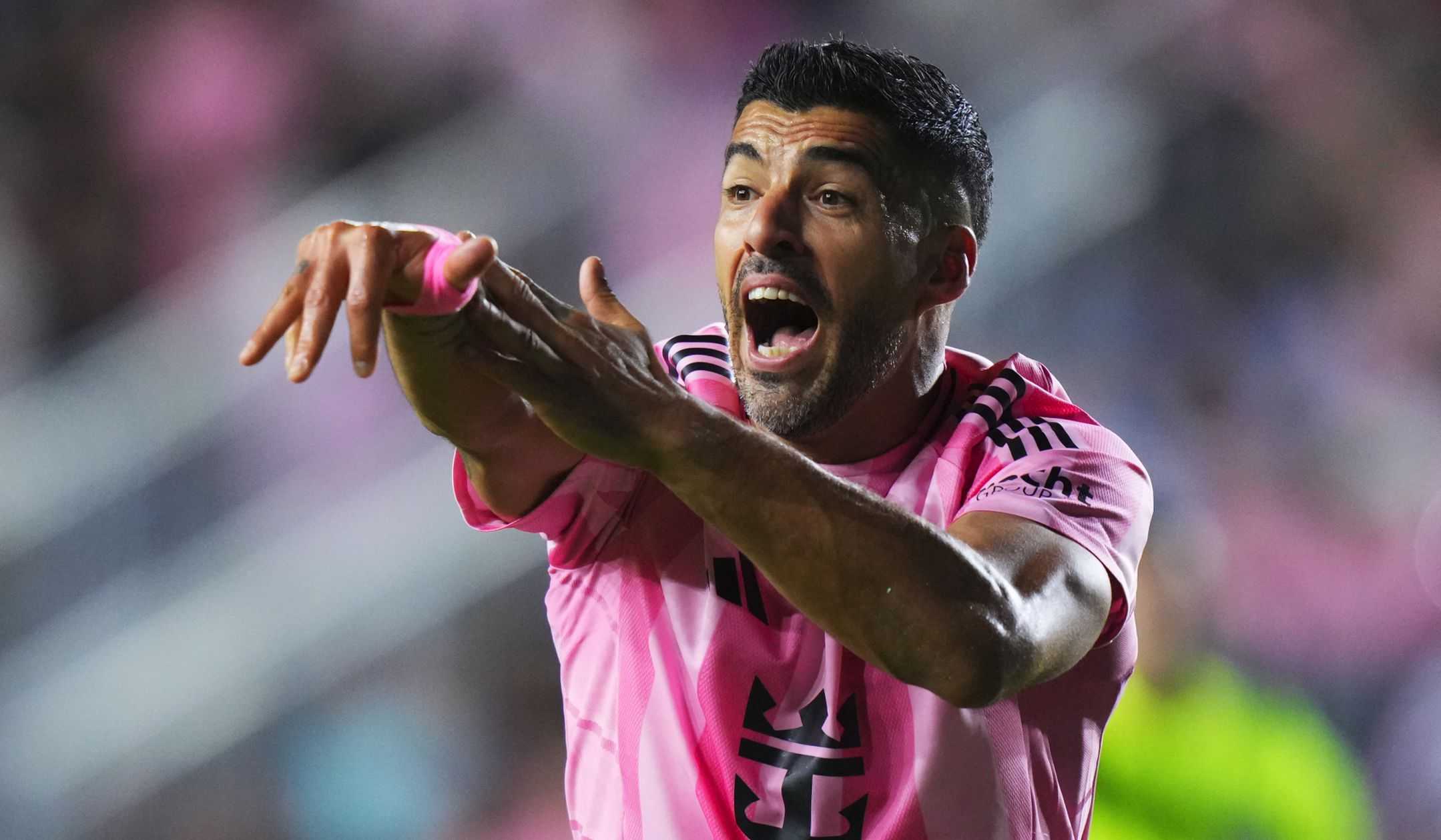 Luis Suarez ci risiamo: altro morso in campo