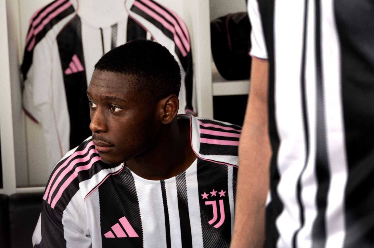 CF - Juventus, la nuova maglia varrà 80 milioni di euro: i dettagli delle cifre e il confronto con Inter e Milan