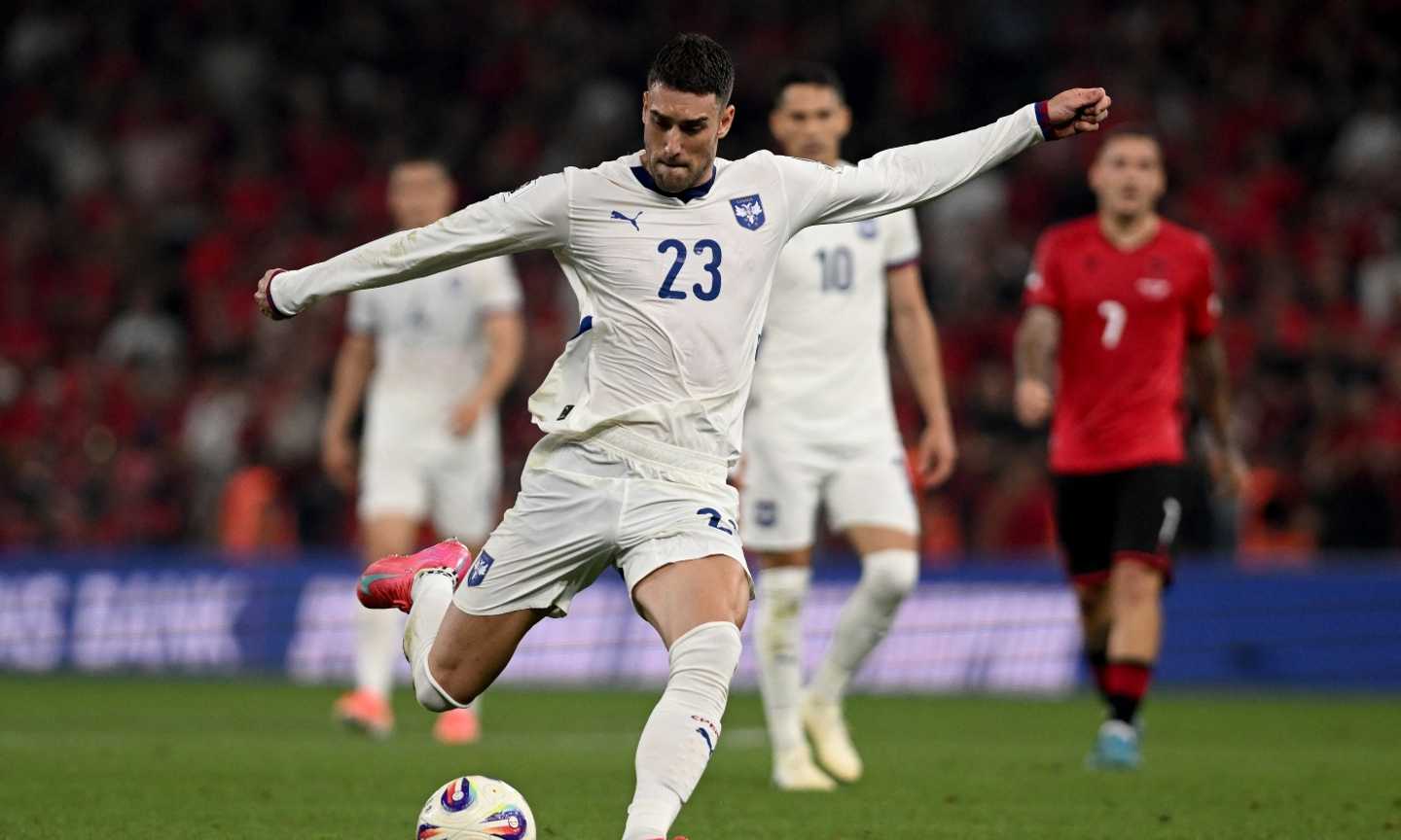 Vlahovic tra luci e ombre con la Serbia: la sua partita contro l'Albania