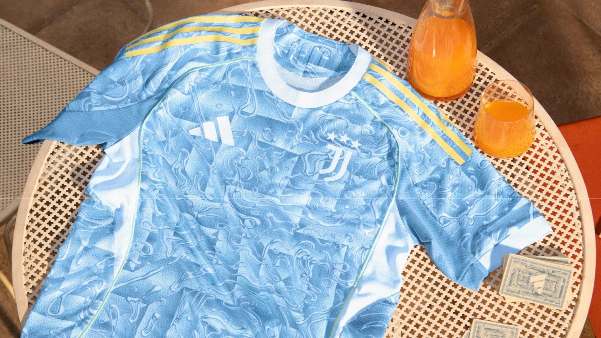 Juventus, UFFICIALE la maglia da trasferta per la prossima stagione FOTO